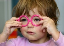 holčička s růžovými brýlemi