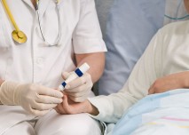 lékař dává injekci s inzulinem