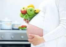 těhotná žena se zeleninou