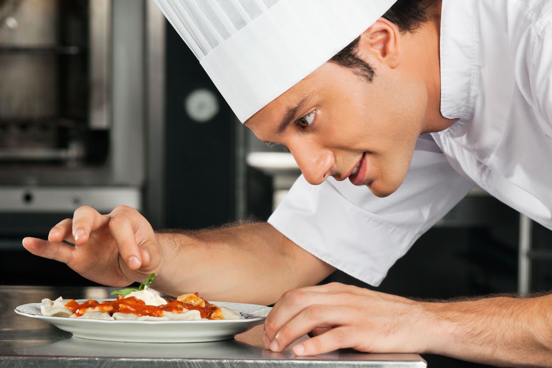 The chef. Повар мужчина. Красивый повар. Профессиональный повар. Профессия шеф повар.