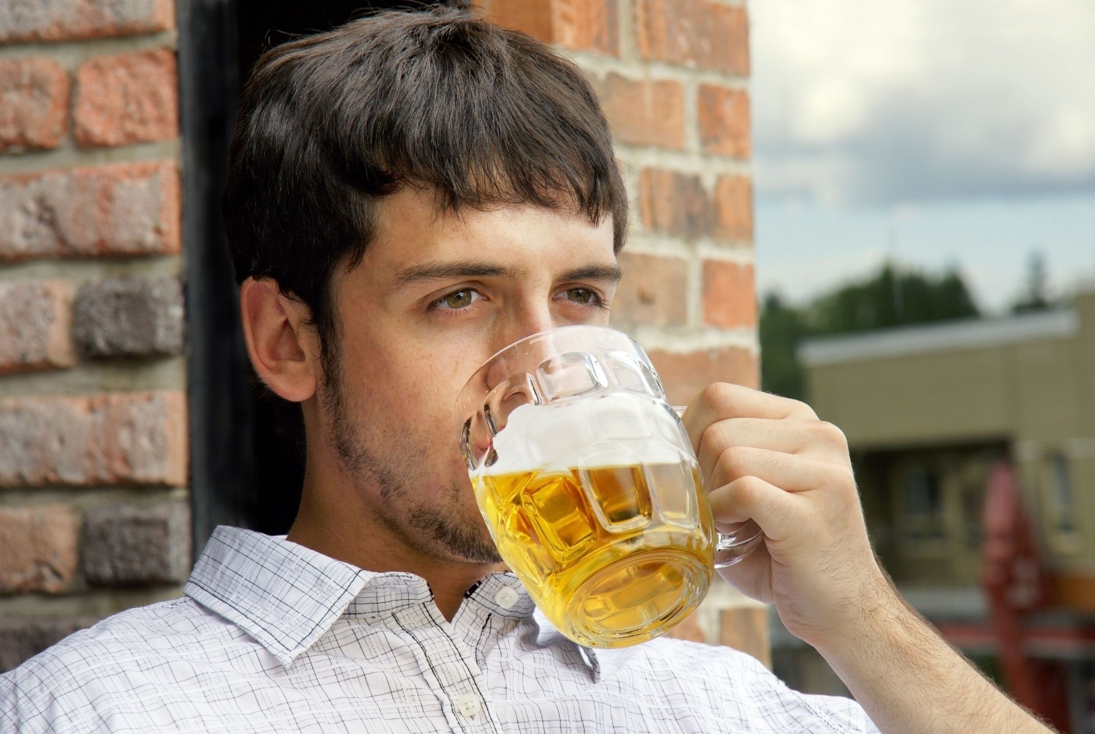 Пиво воняет. Парень с пивом. Пить пиво. Мужчина пьет. Пьющий пиво.