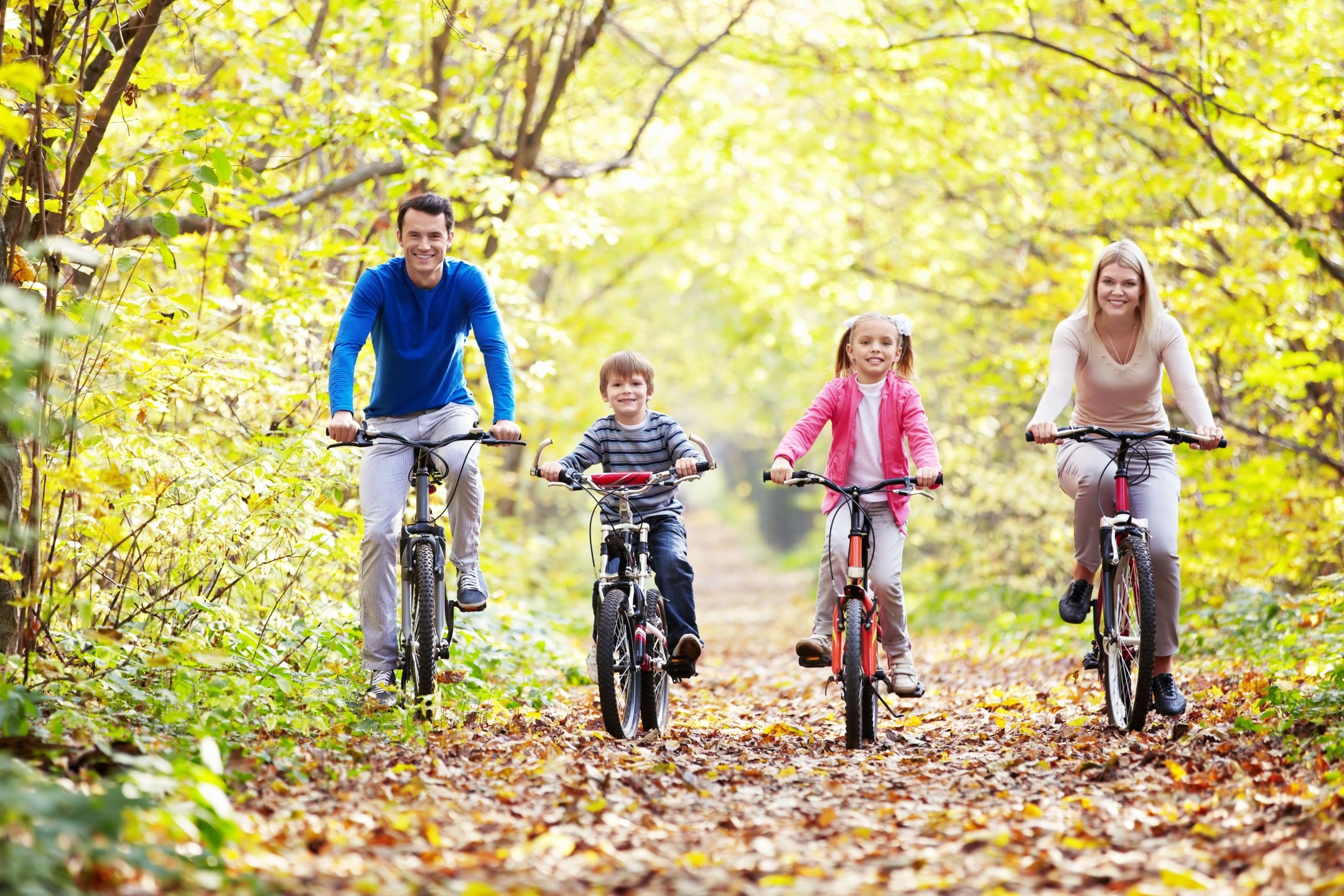 Проводи больше времени с семьей. Семья на велосипедах. Семья на прогулке. Прогулка на природе. Активный образ жизни.