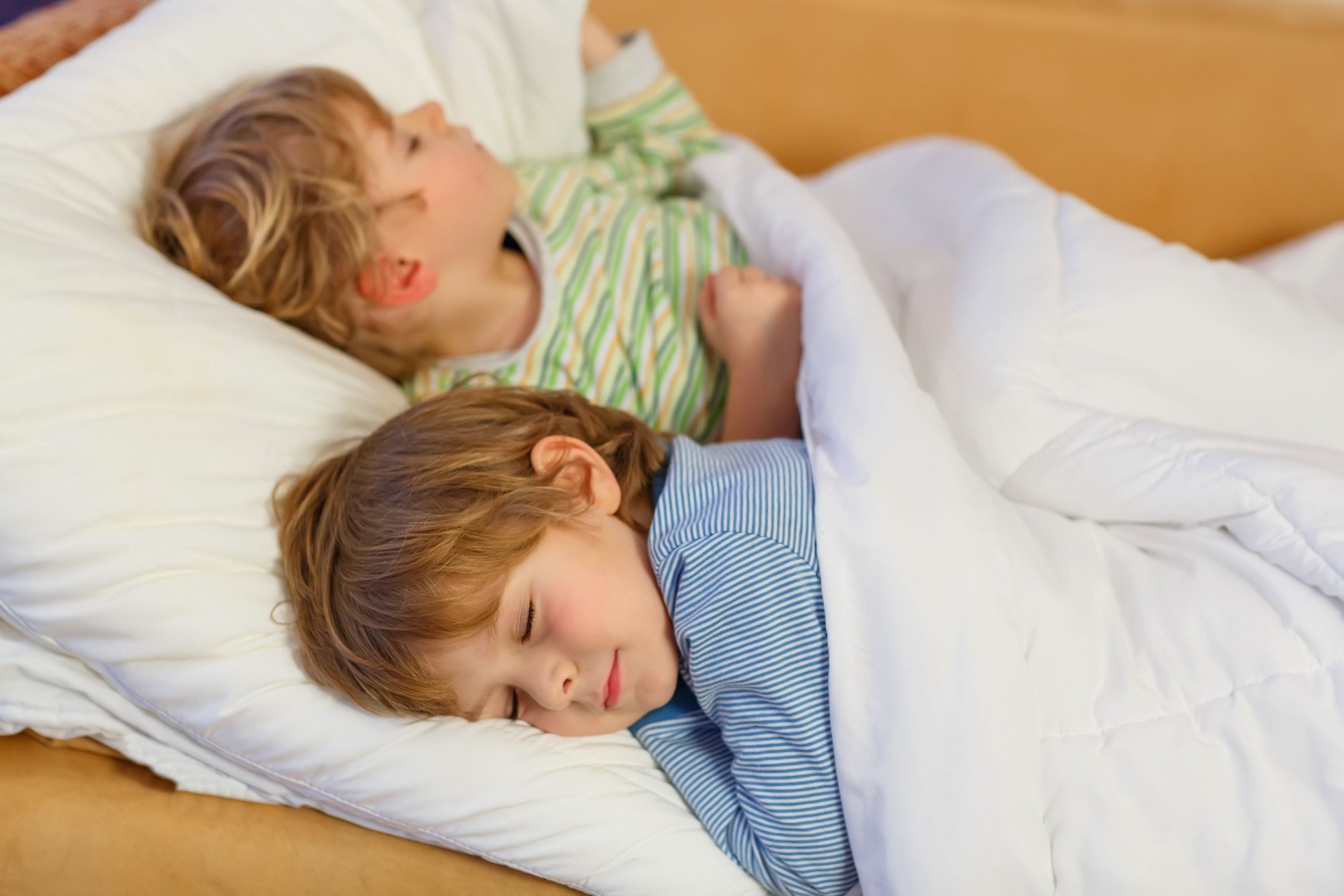 Тихо родители спят. Кровать для детей. Два мальчика спят.