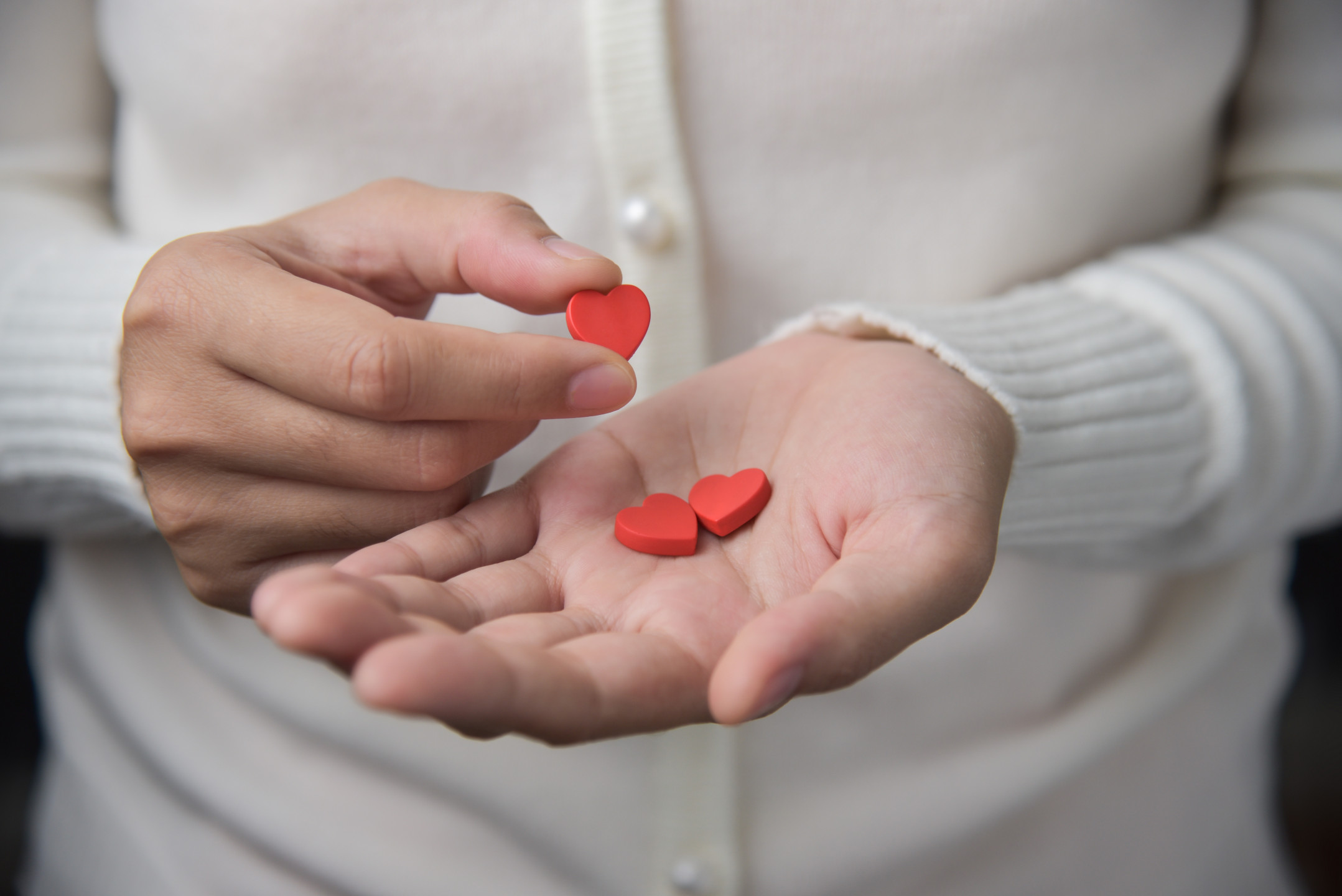 Любовью заражаешься. Вас заразили любовью. Рука держит таблетку. Любовная болезнь. Настроение выйти из дома и случайно уехать на море.