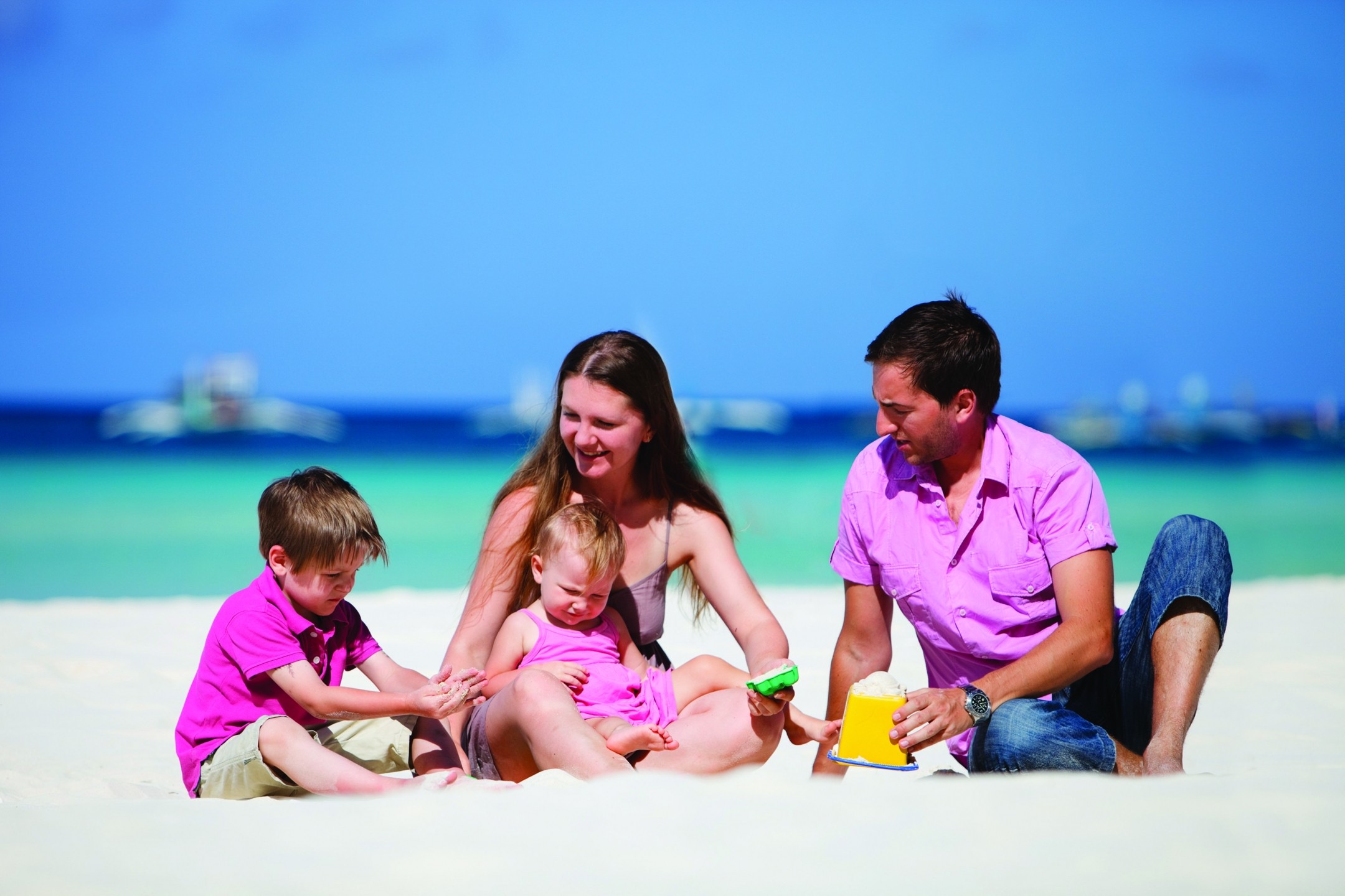 отпуск по закону. семья на пляже. 2 несовершеннолетних ребенка отпуск. отпуска предоставляемые несовершеннолетним. 2 несовершеннолетних ребенка отпуск.